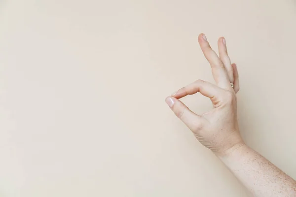 Kvinnans Hand Närbild Visar Gest Isolerad Vit Bakgrund — Stockfoto