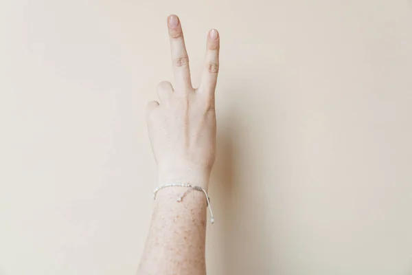 Mano Mujer Mostrando Dos Dedos Sobre Fondo Aislado Gesto Paz — Foto de Stock