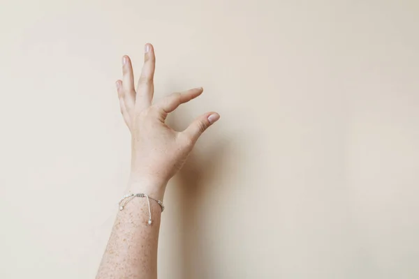 Mano Mujer Mostrando Poca Cantidad Aislada — Foto de Stock