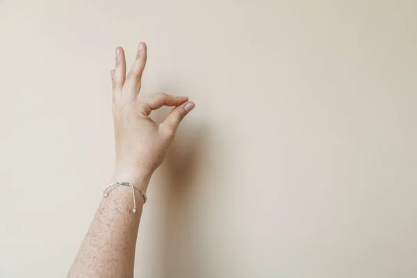 Frauenhand Zeigt Wenig Isolation — Stockfoto