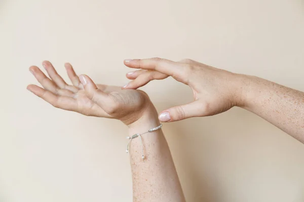 Zarif Kadın Ellerini Turuncu Arka Plandan Soyutlamış — Stok fotoğraf
