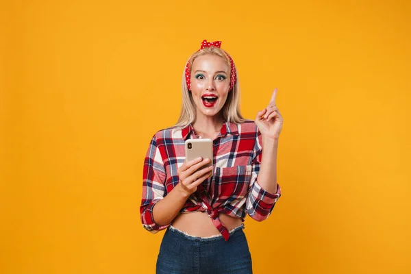 Afbeelding Van Verrast Pin Meisje Wijzend Vinger Naar Boven Tijdens — Stockfoto