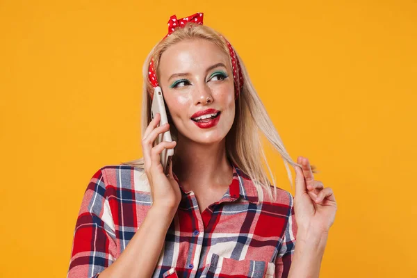 Obraz Radosnej Blondynki Pinup Dziewczyna Mówi Przez Telefon Komórkowy Odizolowany — Zdjęcie stockowe