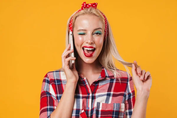 Bild Glada Blonda Pinup Flicka Blinkar När Man Talar Mobiltelefon — Stockfoto