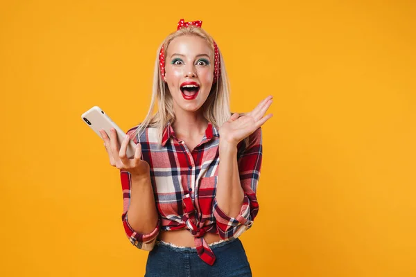 Immagine Sorpreso Ragazza Pinup Bionda Utilizzando Telefono Cellulare Isolato Sfondo — Foto Stock