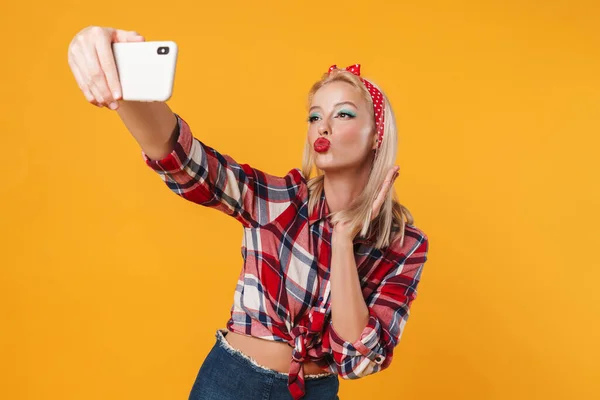 Wizerunek Blondynka Pinup Dziewczyna Pocałunek Usta Biorąc Selfie Telefon Izolowane — Zdjęcie stockowe