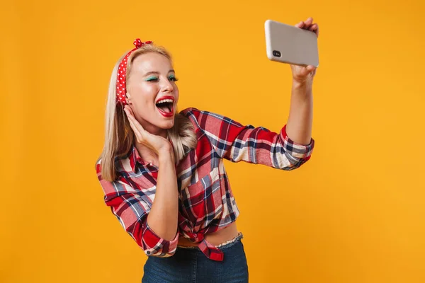 Imagen Niña Feliz Pinup Haciendo Guiños Tomando Selfie Teléfono Celular —  Fotos de Stock