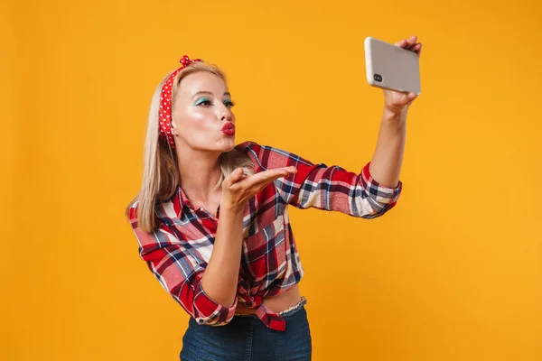 Wizerunek Blondynka Pinup Dziewczyna Dmuchanie Powietrza Pocałunek Biorąc Selfie Telefon — Zdjęcie stockowe