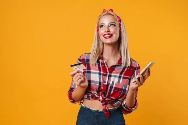 Obraz Radosnej Blondynki Pinup Dziewczyna Pozowanie Karty Kredytowej Telefonu Komórkowego — Zdjęcie stockowe