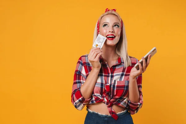 Изображение Счастливой Блондинки Пинап Девушка Позирует Кредитной Картой Мобильный Телефон — стоковое фото