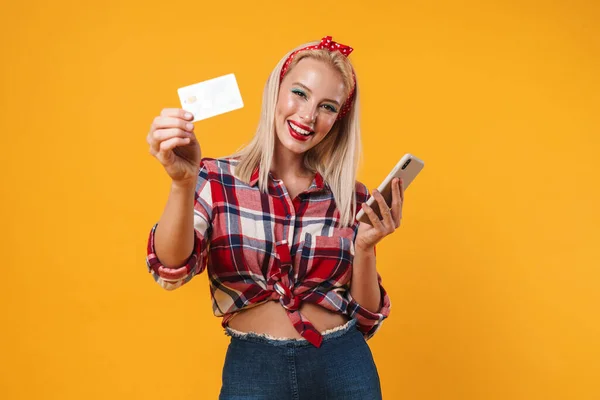 Obrázek Vzrušené Blondýny Pinup Dívka Pózovat Kreditní Kartou Mobilním Telefonem — Stock fotografie