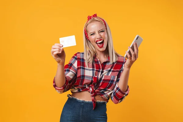 Obrázek Vzrušené Blondýny Pinup Dívka Pózovat Kreditní Kartou Mobilním Telefonem — Stock fotografie