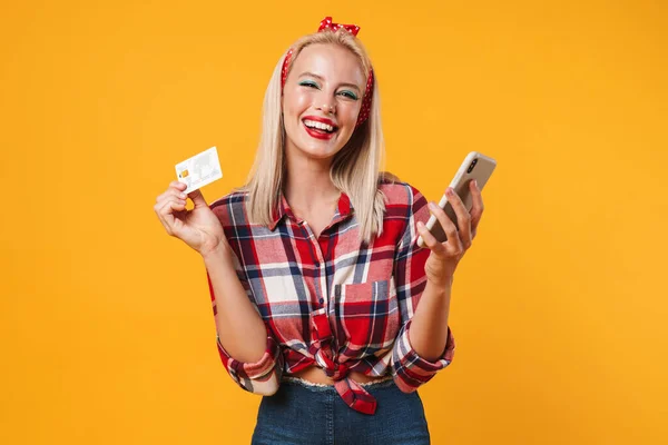 Obrázek Radostné Blondýny Pinup Dívka Pózovat Kreditní Kartou Mobilním Telefonem — Stock fotografie