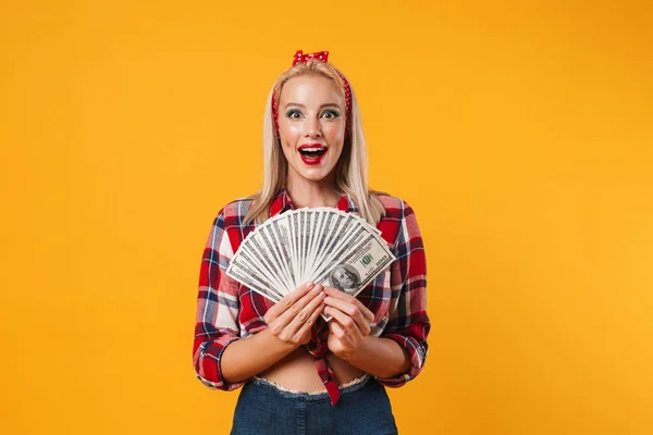 Obraz Podekscytowany Blondynka Pinup Dziewczyna Pozowanie Dolarów Izolowane Nad Żółtym — Zdjęcie stockowe