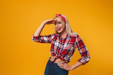 Sarı arka planda, gülümseyen ve yalıtılmış güzel bir kız resmi.