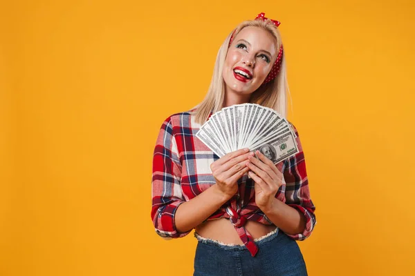 Imagem Menina Pinup Loira Alegre Posando Com Dólares Isolados Sobre — Fotografia de Stock