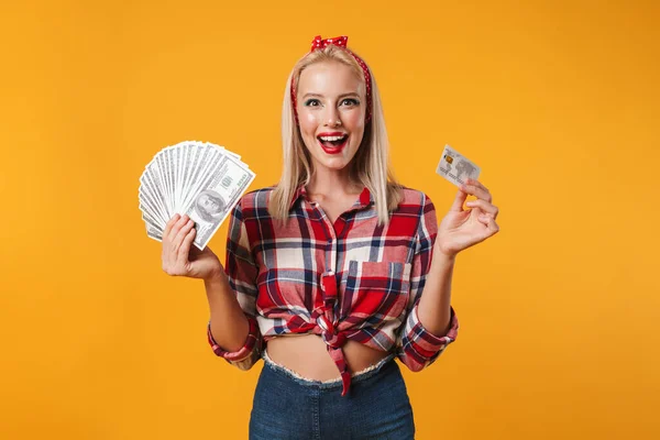 Bild Von Aufgeregten Blonden Pinup Mädchen Posiert Mit Dollars Und — Stockfoto