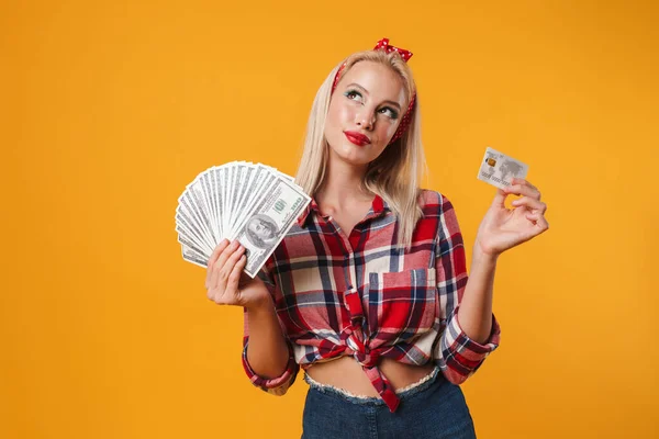 Bild Von Denkenden Blonden Pinup Mädchen Posiert Mit Dollars Und — Stockfoto