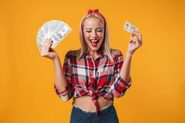 Image Fille Pinup Blonde Excitée Posant Avec Des Dollars Carte — Photo