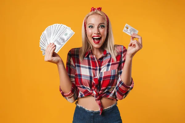 Зображення Збудженої Блондинки Позує Доларами Кредитною Карткою Ізольовано Жовтому Тлі — стокове фото