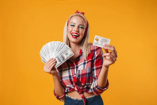 Image Joyeuse Fille Pinup Blonde Posant Avec Des Dollars Carte — Photo