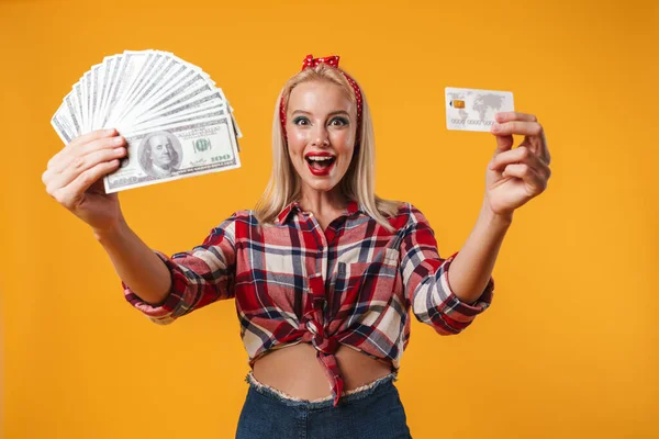 Image Fille Pin Blonde Excitée Montrant Dollars Carte Crédit Isolé — Photo