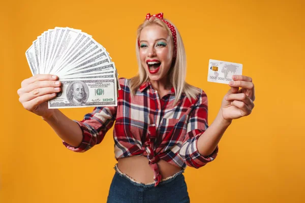 Bild Upphetsad Blond Pinup Flicka Visar Dollar Och Kreditkort Isolerad — Stockfoto