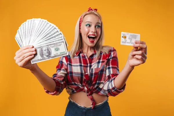 Bild Des Aufgeregten Blonden Pinup Girls Das Dollars Und Kreditkarte — Stockfoto