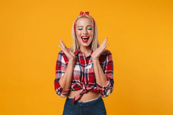 Imagen Excitada Rubia Pinup Girl Posando Sonriendo Ante Cámara Aislada —  Fotos de Stock