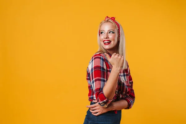 Bild Von Fröhlichen Blonden Pinup Mädchen Lächelt Und Zeigt Mit — Stockfoto