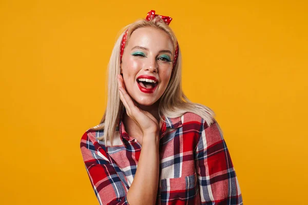 Imagem Menina Pinup Loira Alegre Sorrindo Piscando Para Câmera Isolada — Fotografia de Stock