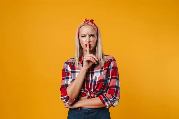 Imagem Menina Pinup Loira Descontente Mostrando Gesto Silêncio Isolado Sobre — Fotografia de Stock