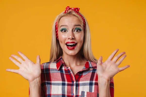 Imagem Menina Pinup Loira Animado Expressando Surpresa Com Câmera Isolada — Fotografia de Stock