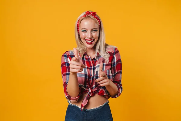 Obrázek Veselé Krásné Pinup Dívka Usmívá Ukazuje Prsty Kameru Izolované — Stock fotografie