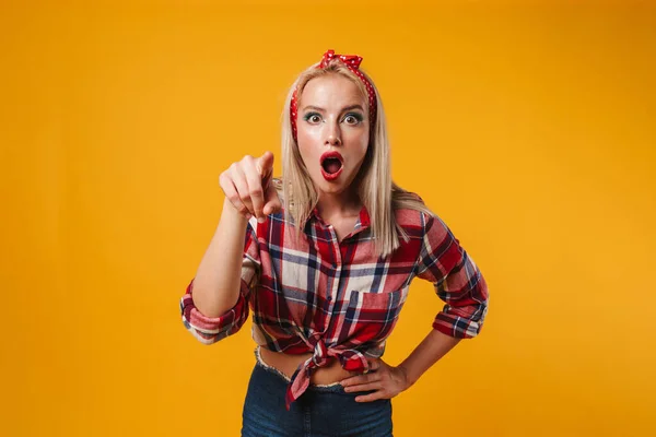 Afbeelding Van Geschokt Mooi Pin Meisje Wijzend Vinger Naar Camera — Stockfoto