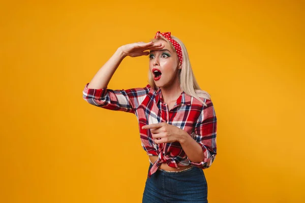 Afbeelding Van Geschokt Mooi Pin Meisje Kijken Wijzen Vinger Opzij — Stockfoto