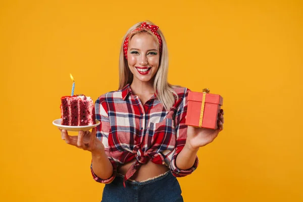 Kép Boldog Bájos Pinup Lány Pózol Ajándék Doboz Születésnapi Torta — Stock Fotó