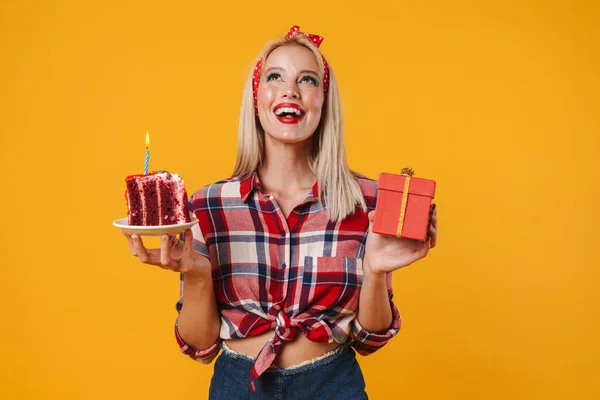 Зображення Щасливої Чарівної Дівчини Яка Позує Подарунковою Коробкою Тортами День — стокове фото