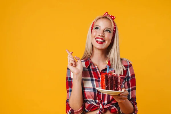 Obraz Szczęśliwy Pinup Dziewczyna Pozowanie Tort Urodzinowy Trzymając Kciuki Odizolowane — Zdjęcie stockowe