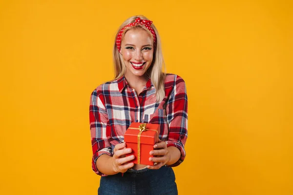 Afbeelding Van Gelukkig Charmant Pin Meisje Poseren Met Geschenkdoos Glimlachen — Stockfoto