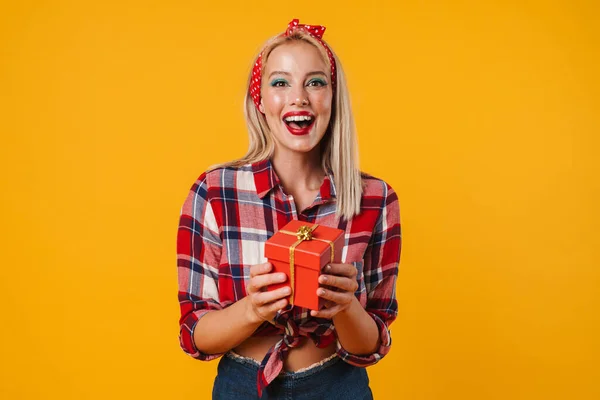 Obraz Szczęśliwy Uroczy Pinup Dziewczyna Pozowanie Pudełka Uśmiech Izolowany Żółtym — Zdjęcie stockowe