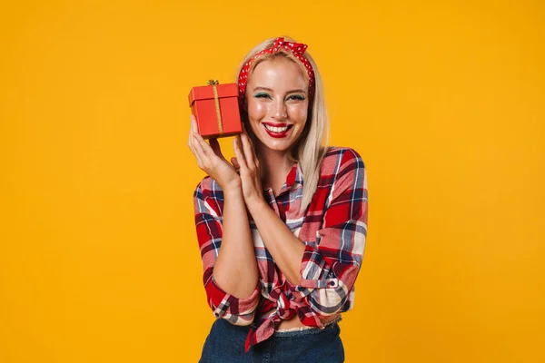 Зображення Щасливої Чарівної Дівчини Яка Позує Подарунковою Коробкою Посміхається Ізольовано — стокове фото
