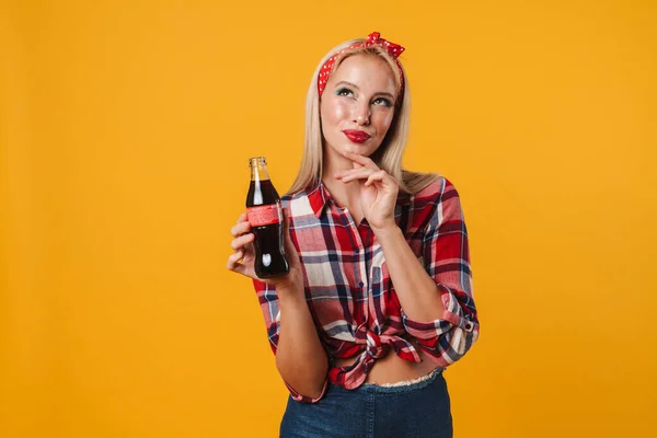 Imagem Encantadora Garota Pinup Feliz Posando Com Refrigerante Pensando Isolado — Fotografia de Stock