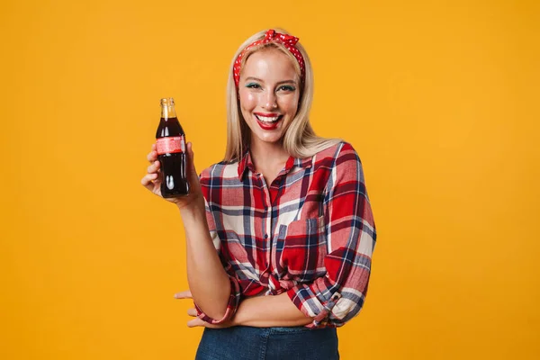 Bild Von Glücklichen Charmanten Pinup Mädchen Posiert Mit Soda Und — Stockfoto