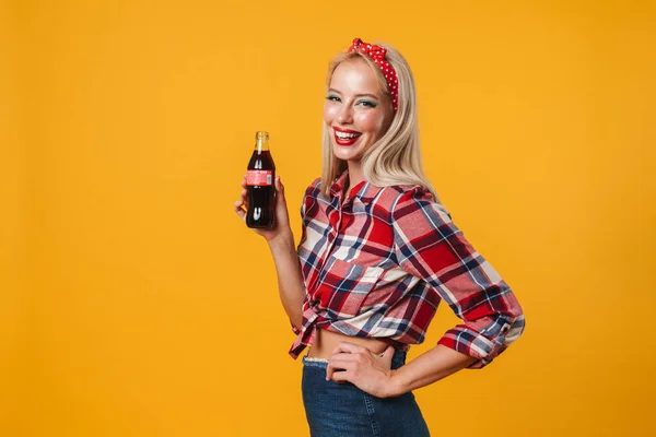 Afbeelding Van Vrolijke Charmante Pinup Meisje Poseren Met Frisdrank Glimlachen — Stockfoto