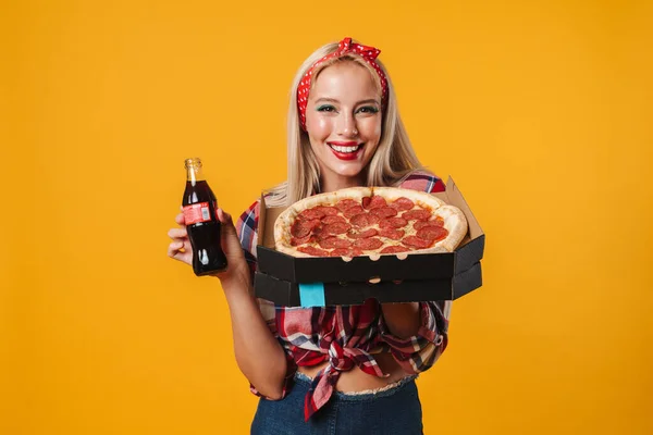 Imagem Menina Pinup Encantador Feliz Posando Com Refrigerante Pizza Isolada — Fotografia de Stock