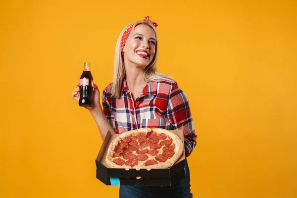 Gambar Gadis Pinup Bahagia Yang Berpose Dengan Soda Dan Pizza — Stok Foto