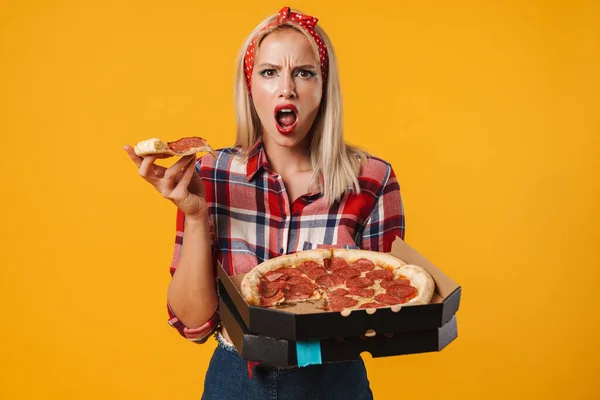 Imagen Pinup Chica Encantadora Enojada Comiendo Pizza Cámara Aislada Sobre — Foto de Stock