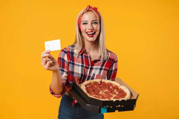 Afbeelding Van Vrolijke Charmante Pinup Meisje Poseren Met Creditcard Pizza — Stockfoto