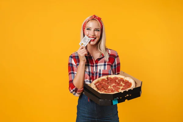 Imagem Menina Pinup Encantador Feliz Posando Com Cartão Crédito Pizza — Fotografia de Stock